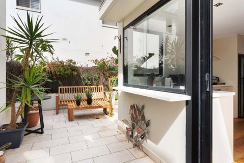 Relaxed Beachside Townhouse - Food Delivery Shop 3