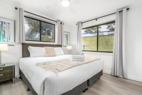 Renovated Townhouse Close To The CBD And Schools - Food Delivery Shop 0