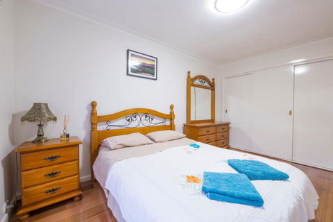 Rent Melbourne - Food Delivery Shop 3