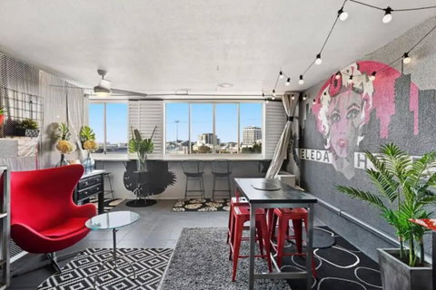 Retro Chic Vibes, Tropical Pool & Prime Location - Food Delivery Shop 0