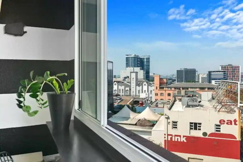 Retro Chic Vibes, Tropical Pool & Prime Location - Food Delivery Shop 2