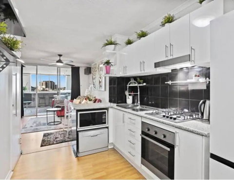 Retro Chic Vibes, Tropical Pool & Prime Location - Food Delivery Shop 3