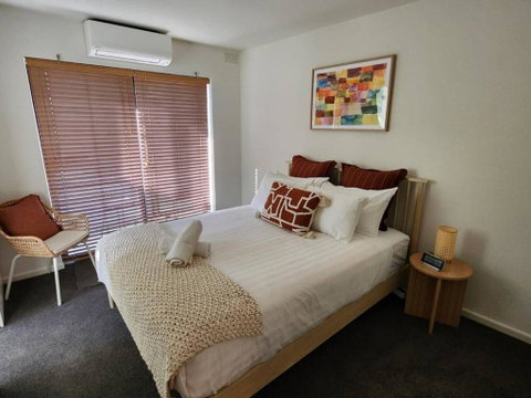 Retro Rose St Kilda Mansions - Food Delivery Shop 3