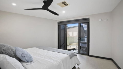 Riptides Booker Bay -Waterfront Apartment, Walk To Shops & Cafes - Food Delivery Shop 3
