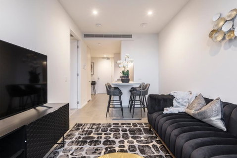 Ritzy Apartment In Iconic Australia 108 With Views - Food Delivery Shop 2