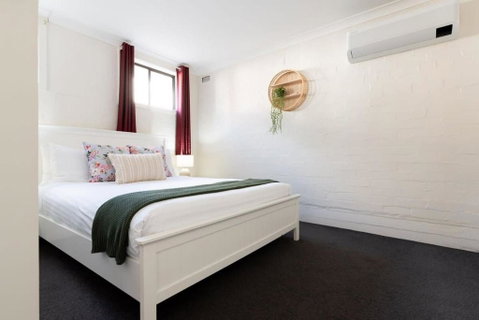 Riverside Gem With Parking And WiFi - Food Delivery Shop 2