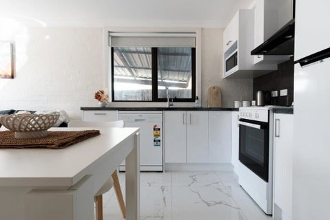 Riverside Gem With Parking And WiFi - Food Delivery Shop 3