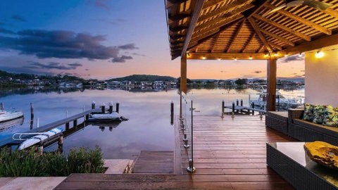 Riverside Retreat - Absolute Waterfront - Food Delivery Shop 0