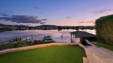 Riverside Retreat - Absolute Waterfront - Food Delivery Shop 1