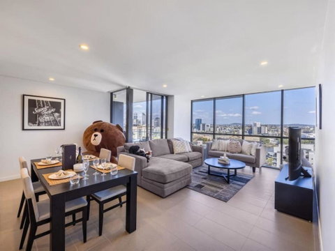Riverview 2BR Delicate Apt, 1min To Train Station - Food Delivery Shop 0