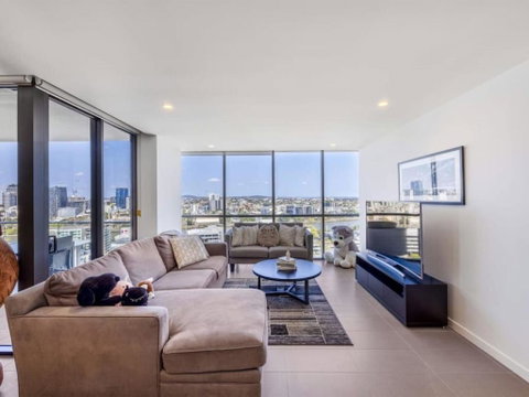 Riverview 2BR Delicate Apt, 1min To Train Station - Food Delivery Shop 1