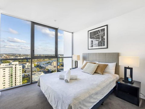 Riverview 2BR Delicate Apt, 1min To Train Station - Food Delivery Shop 3