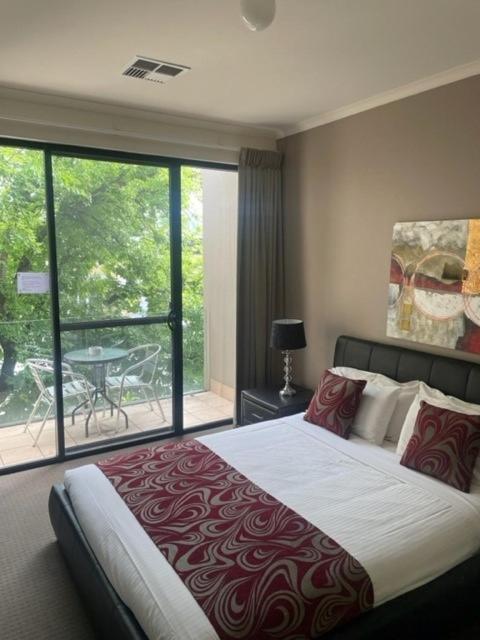 RNR Sturt Holiday Home - Food Delivery Shop 0