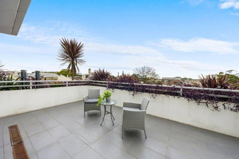 Rooftop 2 Bed Apt With Terrace At Newtown - Food Delivery Shop 3