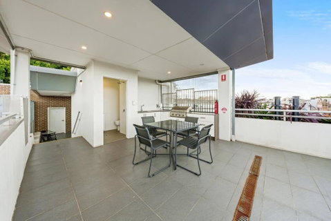 Rooftop 2 Bed Apt With Terrace At Newtown - Food Delivery Shop 2
