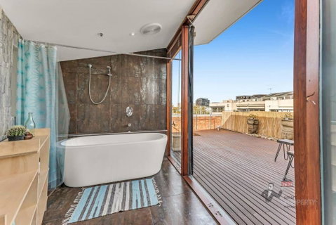 Rooftop Warehouse In Fitzroy - Food Delivery Shop 1