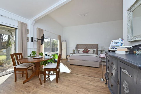 Rose Cottage Studio Romantic Or Solo Getaway. Spa, Games Room - Food Delivery Shop 1