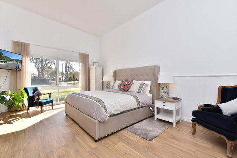 Rose Cottage Studio Romantic Or Solo Getaway. Spa, Games Room - Food Delivery Shop 2