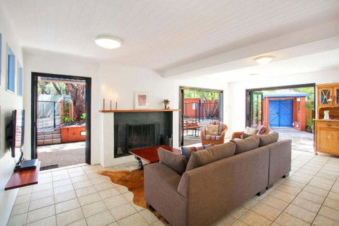 Ross Cres Spacious Private Beach House - Food Delivery Shop 1
