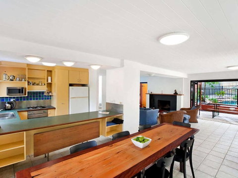 Ross Cres Spacious Private Beach House - Food Delivery Shop 3