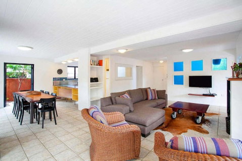 Ross Cres Spacious Private Beach House - Food Delivery Shop 2
