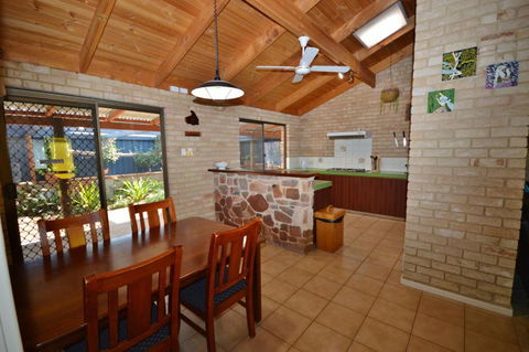 Rossys Retreat - Kalbarri WA - Food Delivery Shop 3