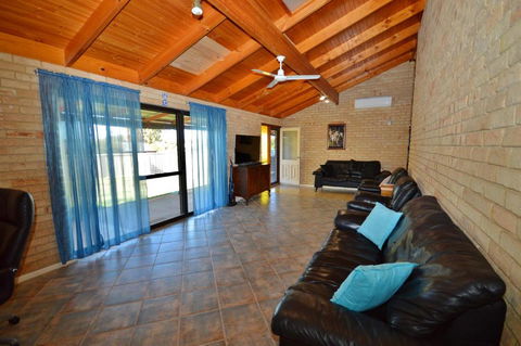 Rossys Retreat - Kalbarri WA - Food Delivery Shop 0