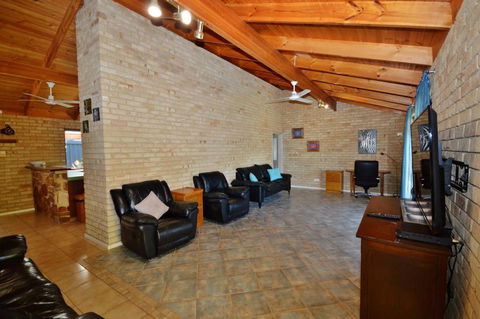 Rossys Retreat - Kalbarri WA - Food Delivery Shop 2