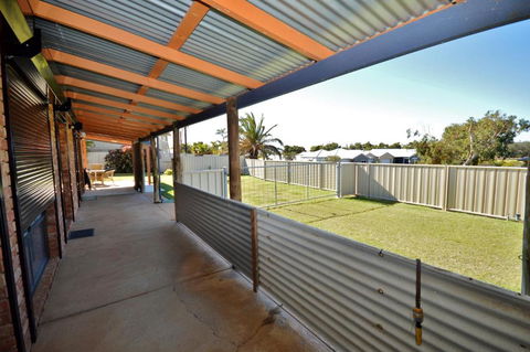 Rossys Retreat - Kalbarri WA - Food Delivery Shop 1