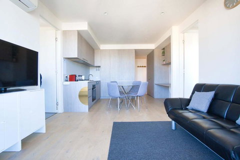 Rundle Retreat - 2BR Apartment With Stunning Views - Food Delivery Shop 3