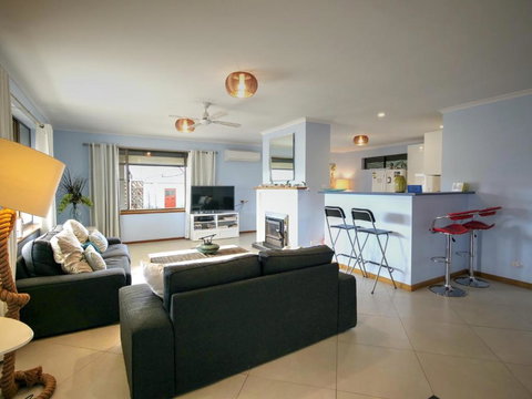 Salty Air Apartments Kingscote Kangaroo Island - Food Delivery Shop 3