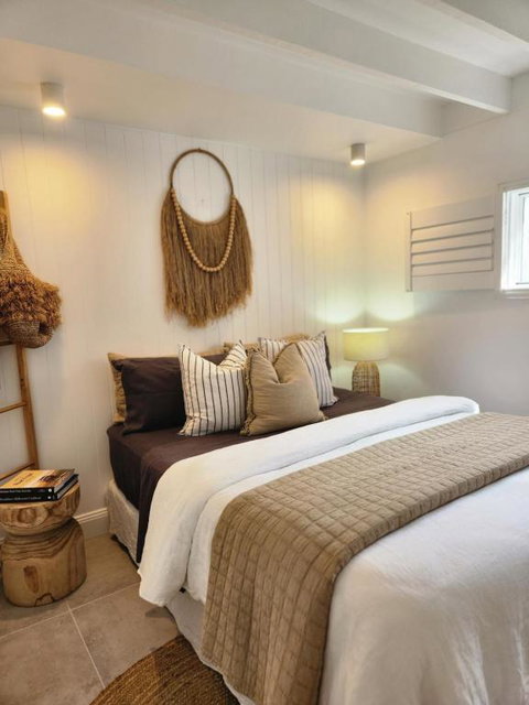 SALTY PALMS -Seaside Studio Apartment - Food Delivery Shop 1