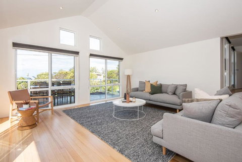 Salty Shores Smiths Beach - Pet Food Australia 2