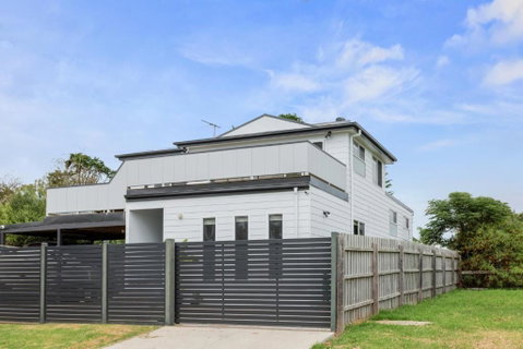 Sanctuary Lodge By Ready Set Stay - BYO LINEN & TOWELS - Food Delivery Shop 2
