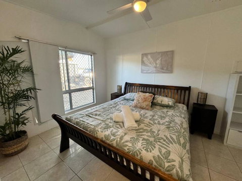 Sand Bars - Spacious, Beach, Pets - Food Delivery Shop 0