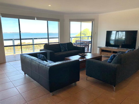 Sandcastle - A Esplanade Place, Stunning Views - Food Delivery Shop 1