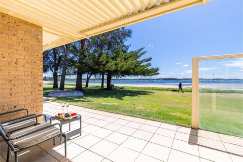 Sandy Beach House Corlette Unit 1 Waterfront WI-FI Aircon - Food Delivery Shop 2