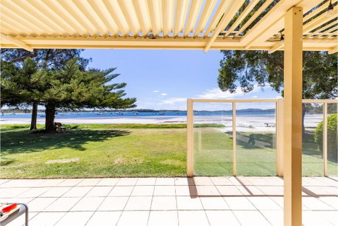 Sandy Beach House Corlette Unit 1 Waterfront WI-FI Aircon - Food Delivery Shop 1