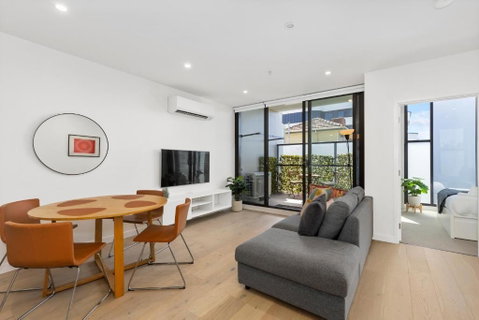 Spacious & Bright Apt Near Major Hospital Precinct - Food Delivery Shop 1