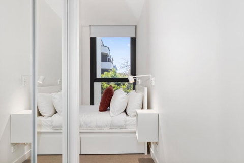 Spacious & Bright Apt Near Major Hospital Precinct - Food Delivery Shop 3