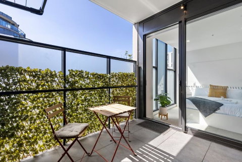 Spacious & Bright Apt Near Major Hospital Precinct - Food Delivery Shop 2