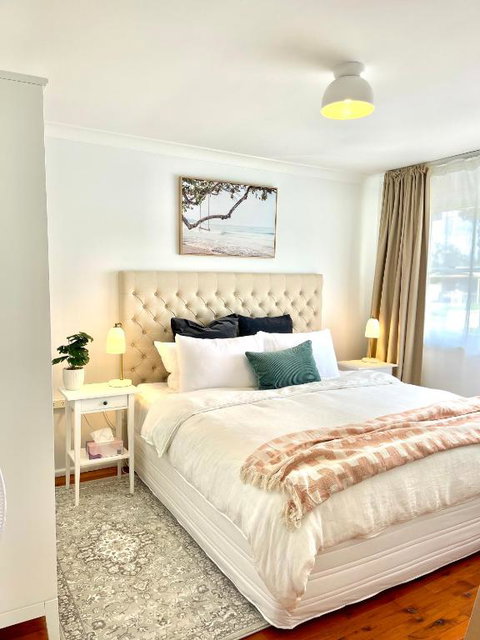 Sunshine Retreat Modern 3BR Haven - Food Delivery Shop 0