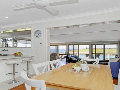 Beachview - Walking Track Straight Down To The Beach - Food Delivery Shop 3