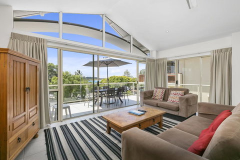 Beautiful North Facing River Views At Noosaville - Unit 4 Riverside 235 Gympie Tce - Food Delivery Shop 2