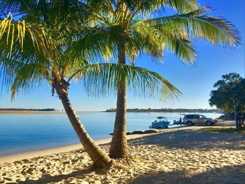 Beautiful North Facing River Views At Noosaville - Unit 4 Riverside 235 Gympie Tce - Food Delivery Shop 3