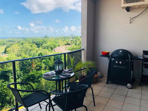 Beautiful Spacious City Apartment With Views Out To The Arafura Sea - Food Delivery Shop 1