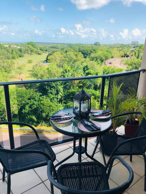 Beautiful Spacious City Apartment With Views Out To The Arafura Sea - Food Delivery Shop 3