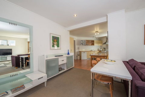 Beloka Close - Modern, Spacious, And Pet Friendly Accommodation - Food Delivery Shop 1