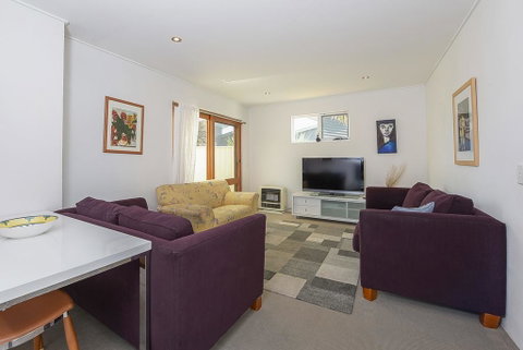 Beloka Close - Modern, Spacious, And Pet Friendly Accommodation - Food Delivery Shop 2