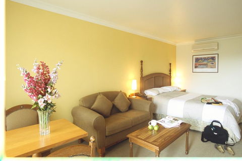 Best Western Plus The Tudor Box Hill - Food Delivery Shop 2